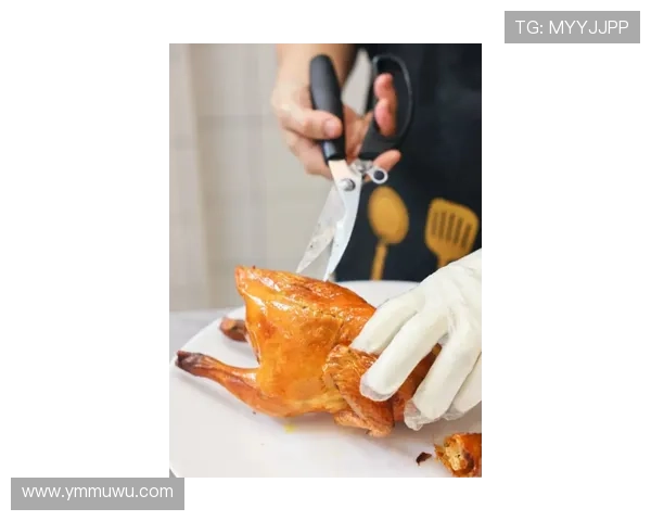 拉菲尼亚训练完回家路上还在啃鸡胸肉，这人是不是对“下班”有什么误解